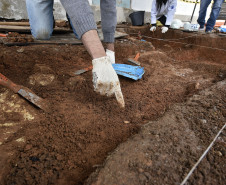 Museu Paranaense conduz escavações arqueológicas no centro histórico de Curitiba