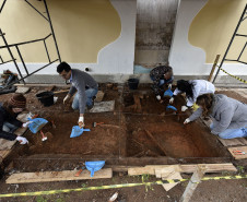 Museu Paranaense conduz escavações arqueológicas no centro histórico de Curitiba