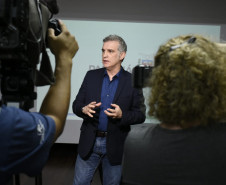Secretário da Comunicação Social e da Cultura, Hudson José, anuncia os recursos do Profice em entrevista coletiva na cidade de Londrina
