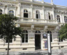 Fachada do Museu da Imagem e do Som do Paraná. Foto de Kraw Penas.