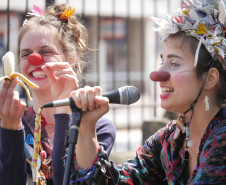 Filhas da Fruta, dupla de improvisação e palhaçaria que vai se apresentar no MIS-PR no dia 9 de novembro.
