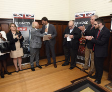 O embaixador britânico Vijay Rangarajan entrega carta da rainha Elizabeth II e do governo do Reino Unido a Henrique Gomm Neto, pela contribuição da família Gomm ao Reino Unido. Foto Kraw Penas/SECC