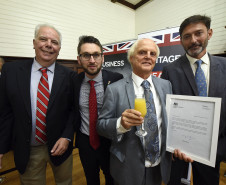 Da esquerda para a direita, o coordenador do Patrimônio Cultural, Sergio Krieger, o cônsul honorário Adam Paul Patterson, Henrique Gomm Neto e o embaixador britânico Vijay Rangarajan. Foto Kraw Penas/SECC.