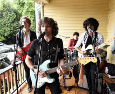 A banda NewHolly tocou clássicos dos The Beatles durante a solenidade de inauguração do Memorial Inglês na Casa Gomm. Espaço em homenagem a imigrantes ingleses foi construído no Parque Gomm. Foto Kraw Penas/SECC