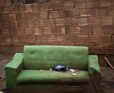 A exposição Mariana, com fotos de Christian Cravo e curadoria de Adriana Cravo, apresenta 26 fotografias impressas em fine art que retratam as memórias humanas de uma das maiores tragédias ambientais do país: o rompimento da barragem de Fundão, que vitimou fatalmente 19 pessoas e desabrigou centenas de famílias em Mariana (Minas Gerais), em 2015.