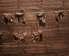 A exposição Mariana, com fotos de Christian Cravo e curadoria de Adriana Cravo, apresenta 26 fotografias impressas em fine art que retratam as memórias humanas de uma das maiores tragédias ambientais do país: o rompimento da barragem de Fundão, que vitimou fatalmente 19 pessoas e desabrigou centenas de famílias em Mariana (Minas Gerais), em 2015.
