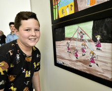 Miguel Taborda Ribas Leocardio, vencedor da categoria infantil, ao lado de sua obra na abertura da exposição do Concurso de Desenho do Centro Juvenil de Artes. Curitiba, 12 de novembro de 2019. Foto: Kraw Penas/SECC