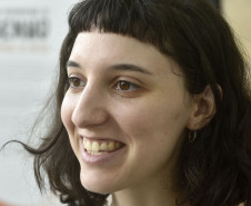 Jurada do concurso, a artista plástica Luiza Urban, na premiação do Concurso de Desenho do Centro Juvenil de Artes. Curitiba, 12 de novembro de 2019. Foto: Kraw Penas/SECC