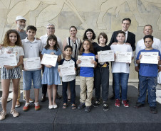 Crianças da Categoria Infantil que tiveram seus desenhos selecionados para a exposição recebem certificado de participação no Concurso de Desenho do Centro Juvenil de Artes Plásticas. Curitiba, 12 de novembro de 2019. Foto: Kraw Penas/SECC