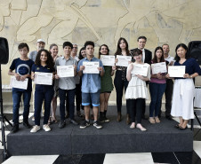 Jovens da Categoria Juvenil que tiveram seus desenhos selecionados para a exposição recebem certificado de participação no Concurso de Desenho do Centro Juvenil de Artes. Curitiba, 12 de novembro de 2019. Foto: Kraw Penas/SECC