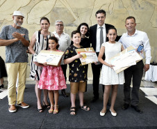 Os vencedores da Categoria Infantil recebem certificado, troféu e premiação. Da esquerda para a direita, Manuela Linck Rauber, Miguel Taborda Ribas Leocardio e Kathellen Juliane Gonçalves da Silva. Curitiba, 12 de novembro de 2019. Foto: Kraw Penas/SECC
