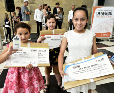 Os vencedores da Categoria Infantil recebem certificado, troféu e premiação. Da esquerda para a direita, Manuela Linck Rauber, Miguel Taborda Ribas Leocardio e Kathellen Juliane Gonçalves da Silva. Curitiba, 12 de novembro de 2019. Foto: Kraw Penas/SECC