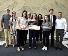 Os vencedores da Categoria Juvenil recebem certificado, troféu e premiação. Da esquerda para a direita, representante de Tales Michelena Munhoz, Vitória Regina Seibt Da Cas e Maria Clara Bicalho Patzsch. Curitiba, 12 de novembro de 2019. Foto: Kraw Penas/SECC