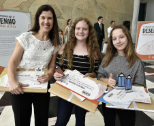 Os vencedores da Categoria Juvenil recebem certificado, troféu e premiação. Da esquerda para a direita, representante de Tales Michelena Munhoz, Vitória Regina Seibt Da Cas e Maria Clara Bicalho Patzsch. Curitiba, 12 de novembro de 2019. Foto: Kraw Penas/SECC