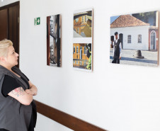 Fotos de Alessandra do Rocio Andrade em exposição no Centro Juvenil de Artes. Foto Maringas Maciel.