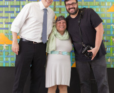O diretor do Centro Juvenil de Artes Luiz Gustavo Vidal Pinto, a estagiária Alessandra do Rocio Andrade e o professor de fotografia, Aurélio Peluso. Foto de Maringas Maciel.