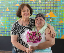 A professora Lurdinha Paglia e Alessandra do Rocio Andrade na abertura da exposição no Centro Juvenil de Artes. Foto Maringas Maciel.