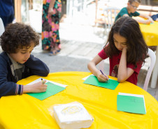 Alunos da turma de Artes Visuais produzem desenhos inspirados na obra de um artista convidado. Foto Maringas Maciel