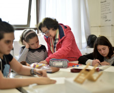A professora Lurdinha Paglia orienta alunas do curso de Desenho. Foto Kraw Penas/SECC
