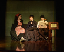 Crianças do curso de teatro ensaiam peça sobre Guido Viaro. Foto Kraw Penas/SECC