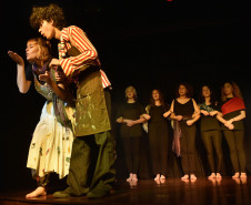 Turma juvenil do curso de teatro ensaia peça Insignificâncias em homenagem aos artistas populares Efigênia Rolim e Hélio Leites. Foto Kraw Penas/SECC