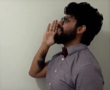 Ator e diretor Thiago Dominoni conta a história "A bruxa do batom vermelho" de Anderson Novello