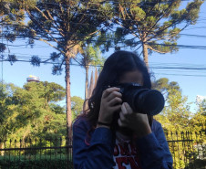 A estudante do curso de Fotografia do CJAP, Laura Pacheco, pratica os conceitos aprendidos no quintal de casa. Foto Priscila Pacheco.