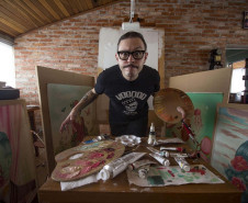 O artista Rafael Silveira trabalha em seu ateliê em Curitiba. Foto:MON