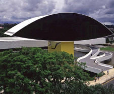 Vista para o Museu Oscar Niemeyer. Foto Leonardo Finotti