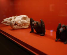 Esculturas möu dos indígenas Xetá na exposição Ephemera/Perpétua. Foto Mariana Alves.