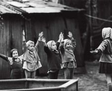 O Museu Oscar Niemeyer (MON) inaugura uma nova exposição virtual no Google Arts & Culture neste 1º de maio. “Antanas Sutkus: Um Olhar Livre” reúne imagens feitas pelo fotógrafo lituano, um dos mais expressivos em âmbito mundial. Agora são nove mostras do MON disponíveis na plataforma.