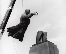 O Museu Oscar Niemeyer (MON) inaugura uma nova exposição virtual no Google Arts & Culture neste 1º de maio. “Antanas Sutkus: Um Olhar Livre” reúne imagens feitas pelo fotógrafo lituano, um dos mais expressivos em âmbito mundial. Agora são nove mostras do MON disponíveis na plataforma.