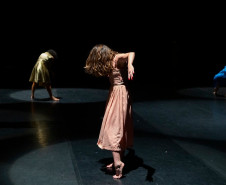 Bailarinas dançam no palco do Teatro Guaíra