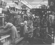 Operárias na fábrica de fitas Venske em Curitiba