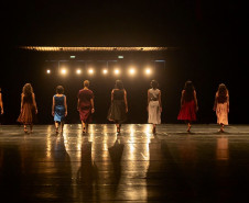 Bailarinas se apresentam no palco do Teatro Guaíra