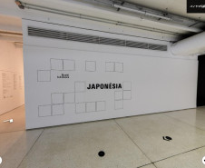 Corredor do MON com a exposição japonésia