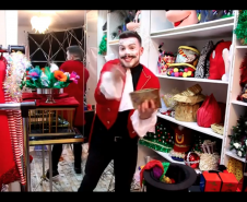 Homem vestido de palhaço