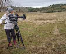 Marcia Paraiso com uma câmera sobre tripé