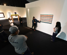 Colaboradores do MON interagem com as obras do Museu