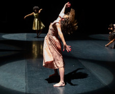 Espetáculo no palco do Teatro Guaíra