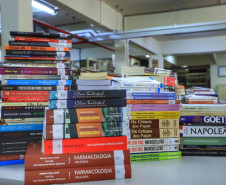 Pilha de livros dentro da Biblioteca Pública do Paraná