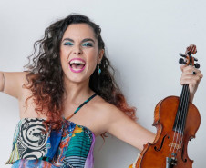 Foto de Carol Panesi em que a musicista segura um violino