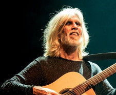 Oswaldo Montenegro toca violão