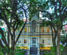 O antigo edifício do Gymnásio Paranaense, de 1904, abriga hoje a Superintendência da Cultura.