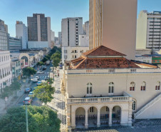 Vista lateral do antigo Palácio da Liberdade, casa atual do Museu de Imagem e do Som (MIS-PR), na Rua Barão do Rio Branco, Centro de Curitiba. 