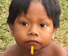 Close no rosto de criança Kayapó