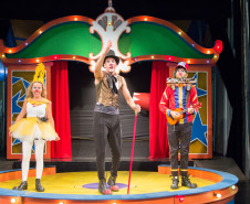 Artistas fazem performance em um picadeiro de circo