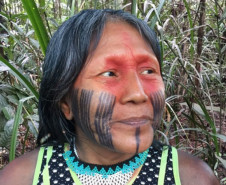 Close no rosto de índio Kayapo