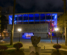 Exposição na fachada do MON
