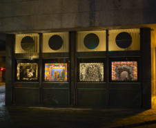 Exposição na fachada do MON